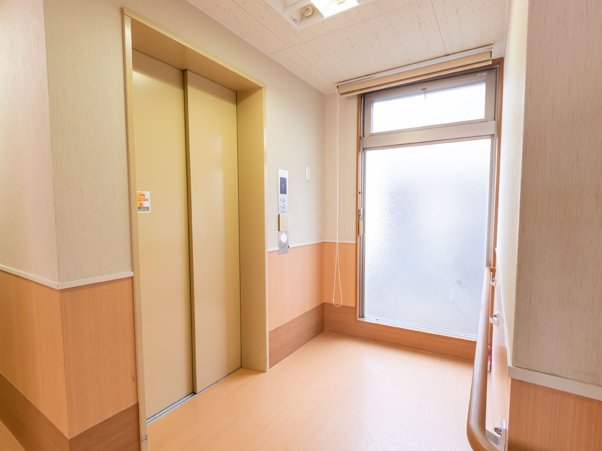 車椅子の方が簡単に利用できる広さがあるエレベーター