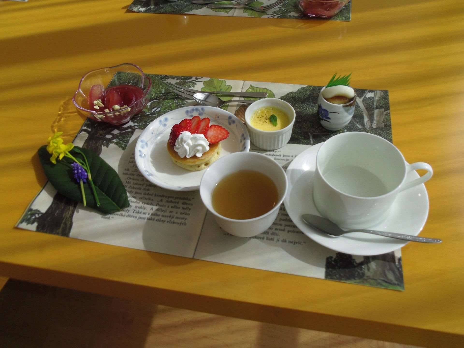 お茶とスイーツのテーブルセット