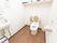 洋式トイレが設置されており、手前に洗面台がある。壁には呼び出しボタンがあり、緊急時にすぐにスタッフに連絡をすることができる。