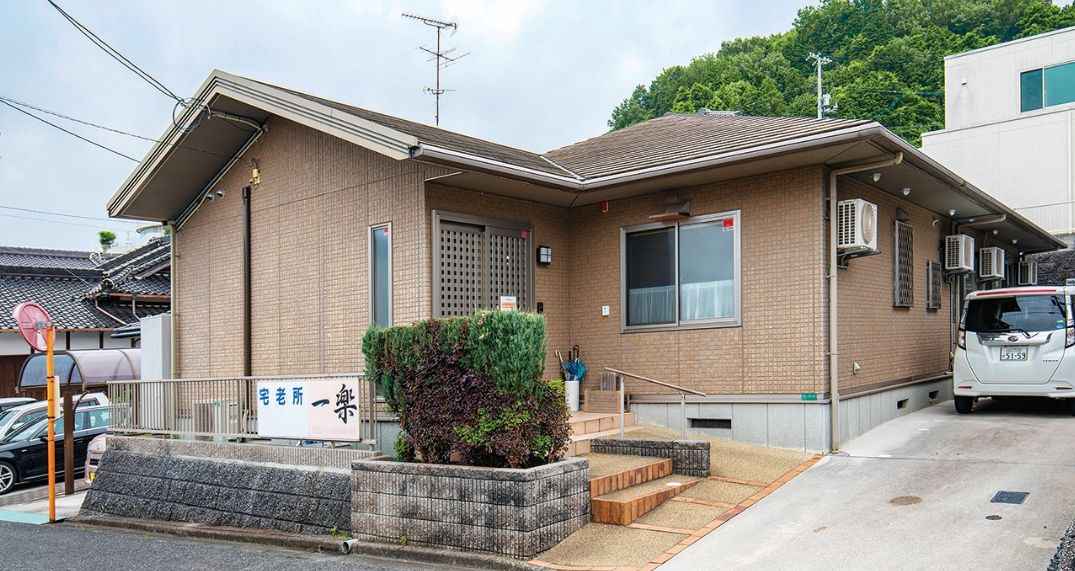 落ち着いた外観の建物