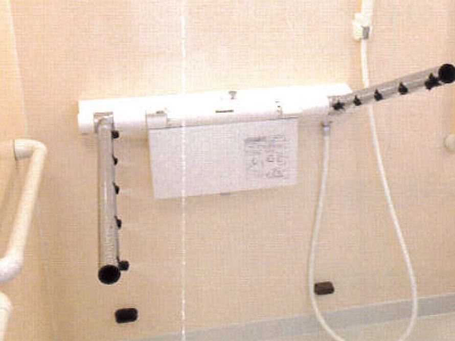 浴室に設置された可動式のシャワー。スプリンクラーのようにたくさんの穴からシャワーが出る仕組み。