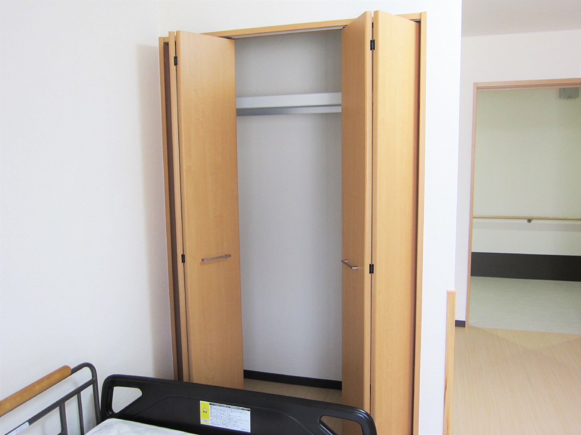 収納設備を兼ね備えた部屋の様子。右側に廊下の様子が写っている