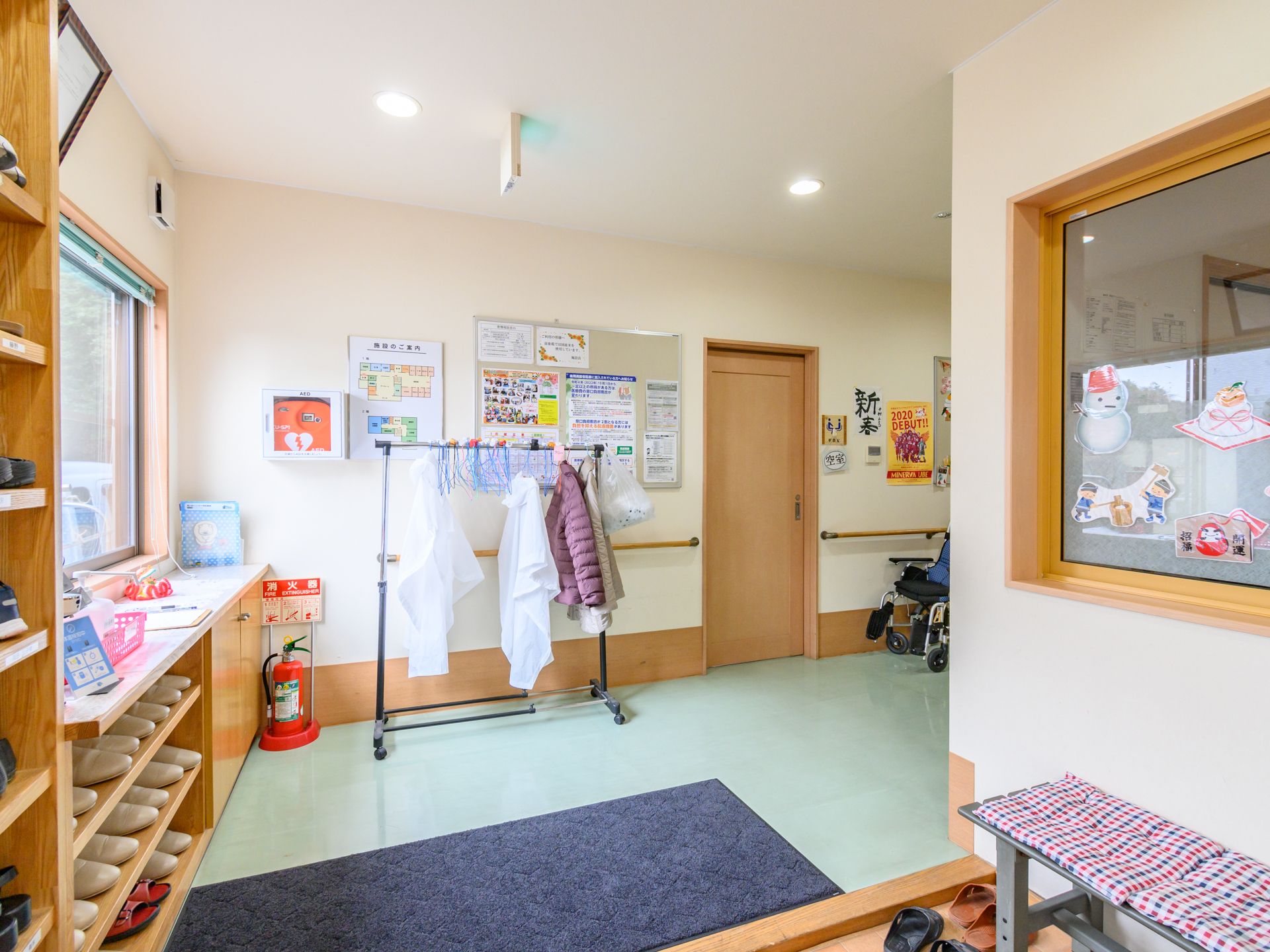 靴箱や椅子が設置された玄関