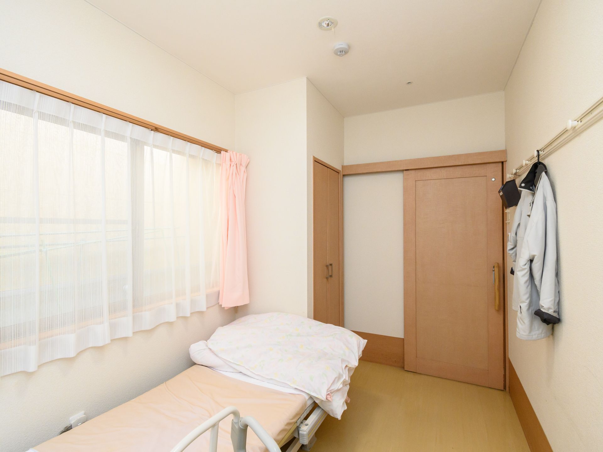 ベッドが設置された居室