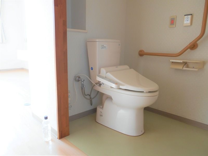 手すりが付いているトイレには呼び出しボタンも設置され、介助スペースも広い。