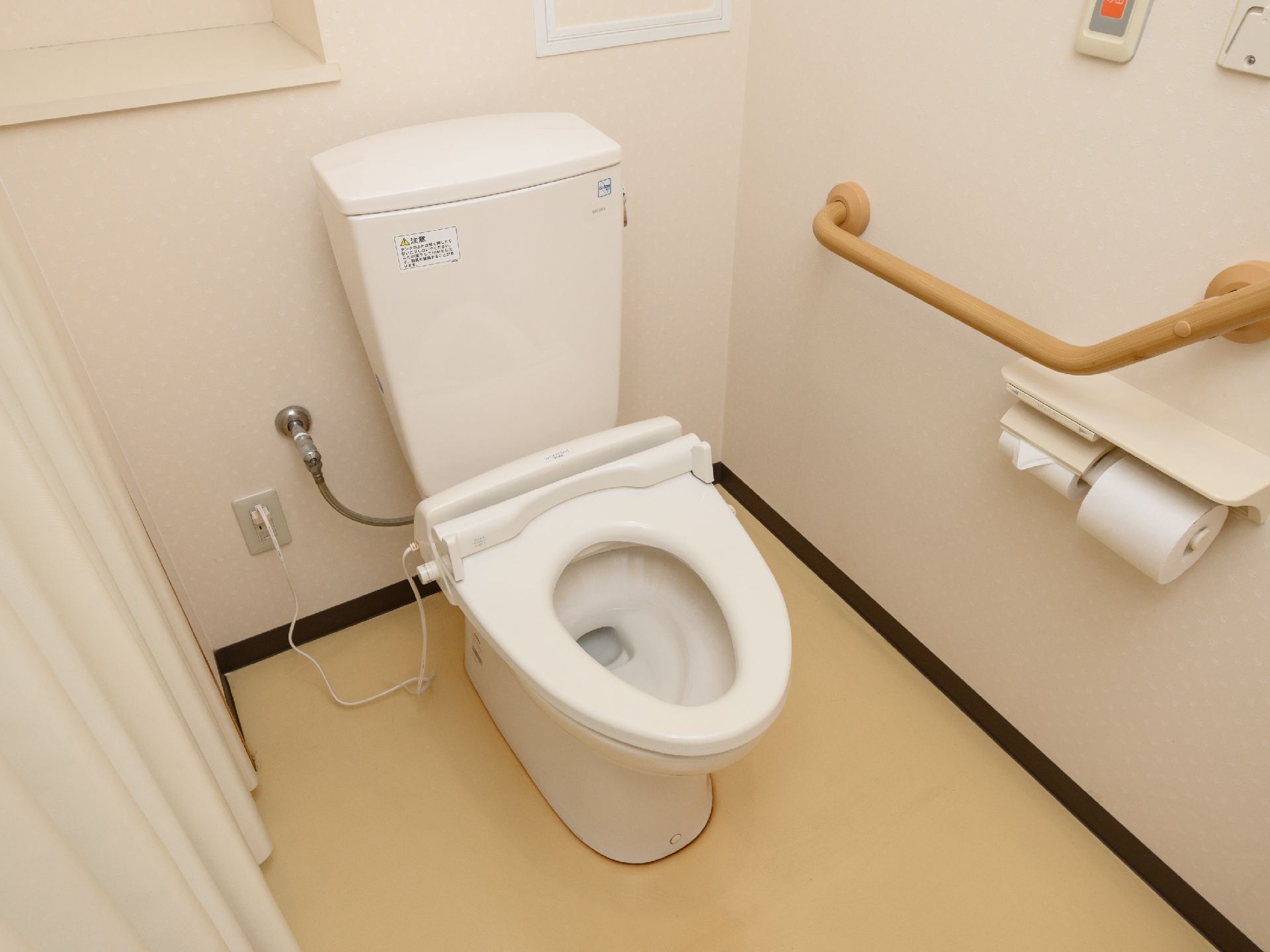 手すりが設置されているトイレ