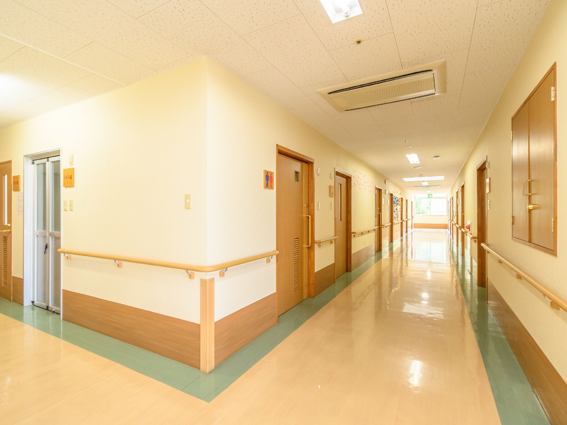 手すりが設置されている廊下