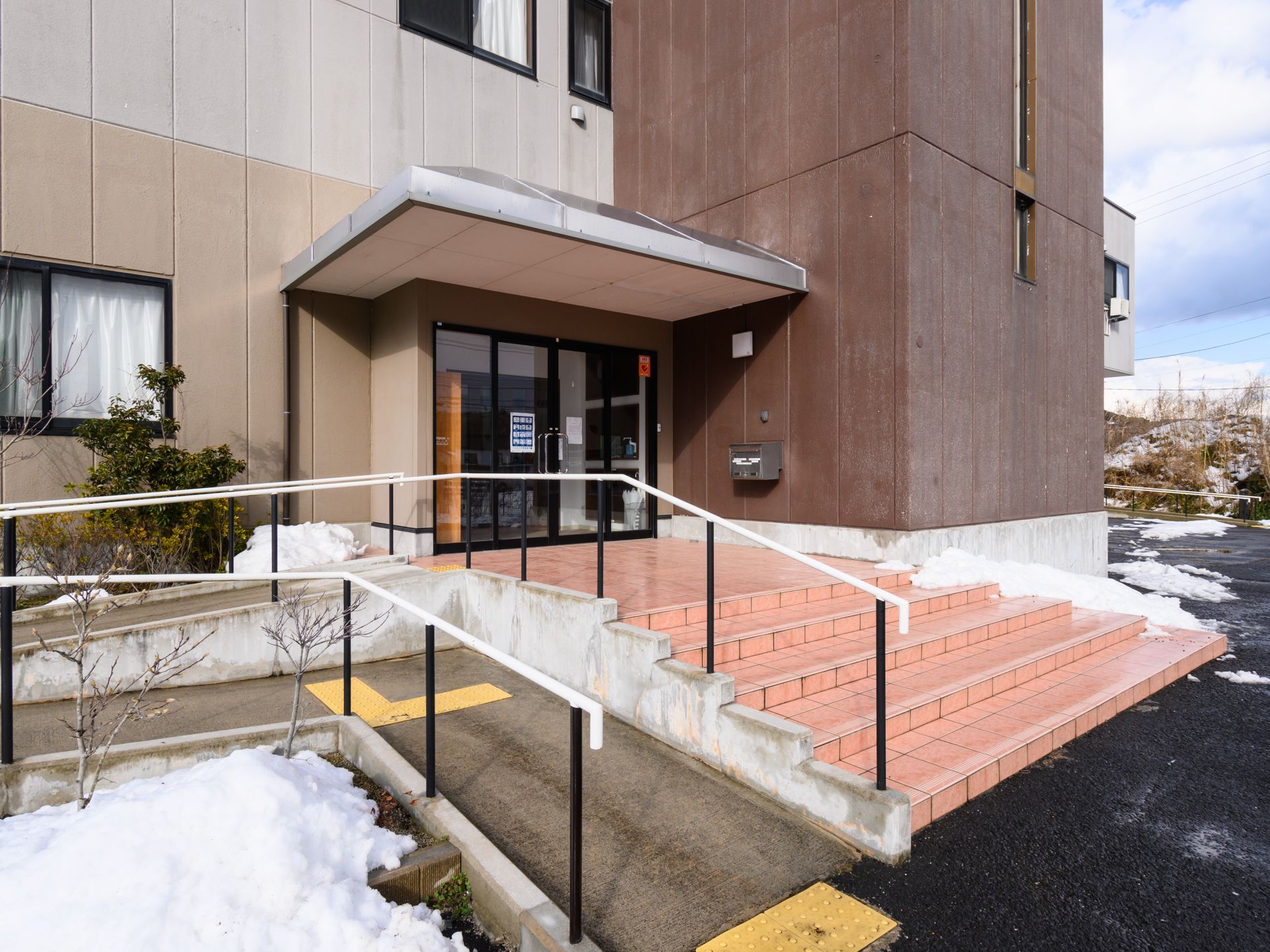 入居者用の下駄箱が設置され、段差が解消されている玄関