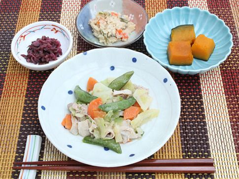 野菜の炒め物とかぼちゃの煮つけ、小鉢の付いた食事