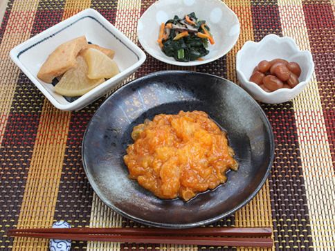 野菜の煮物や副菜がセットになった食事