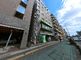 都市の角地にある建物外観