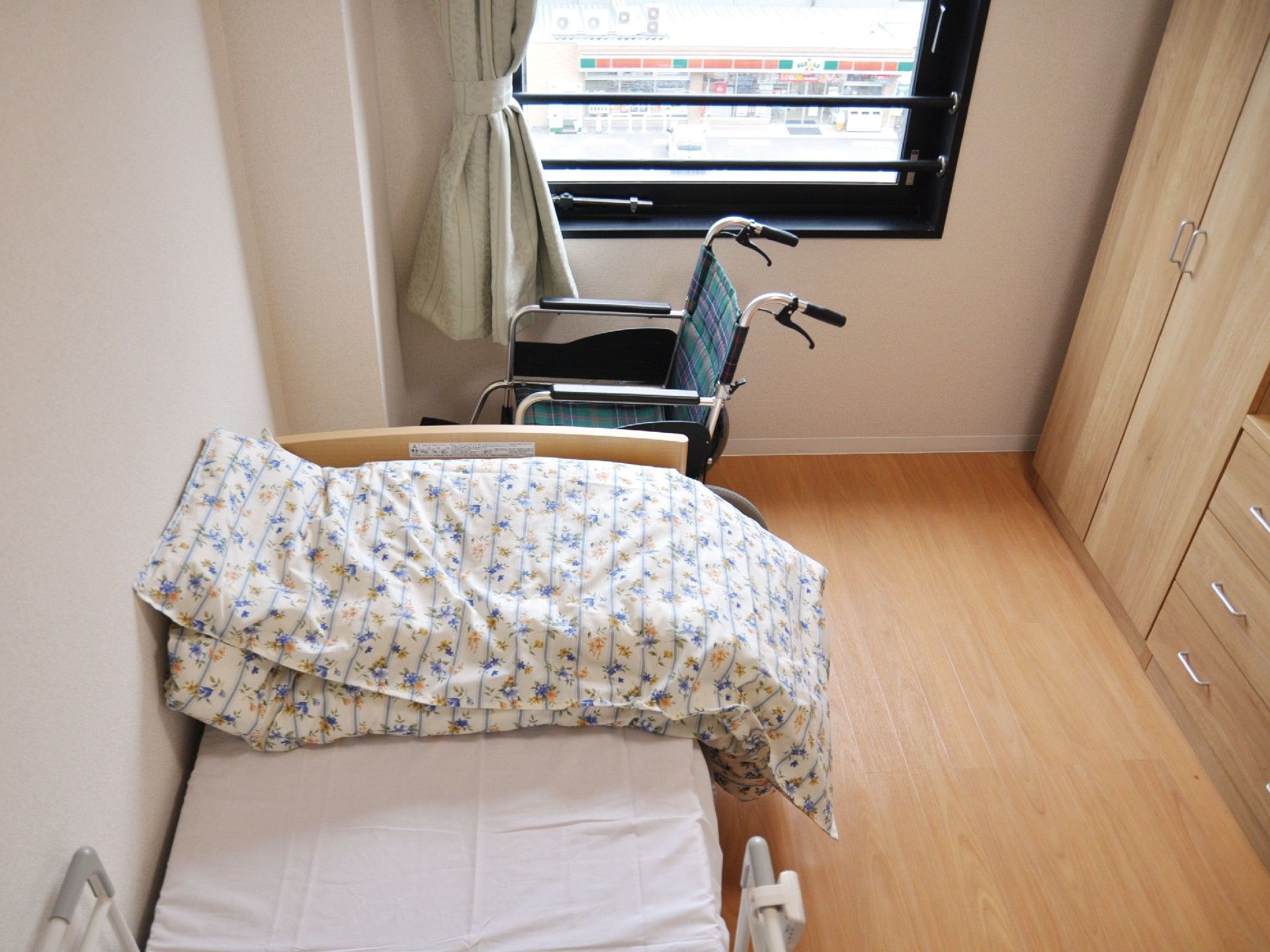 施設に入居した後のベッド周りの様子。右側にクローゼットがある様子