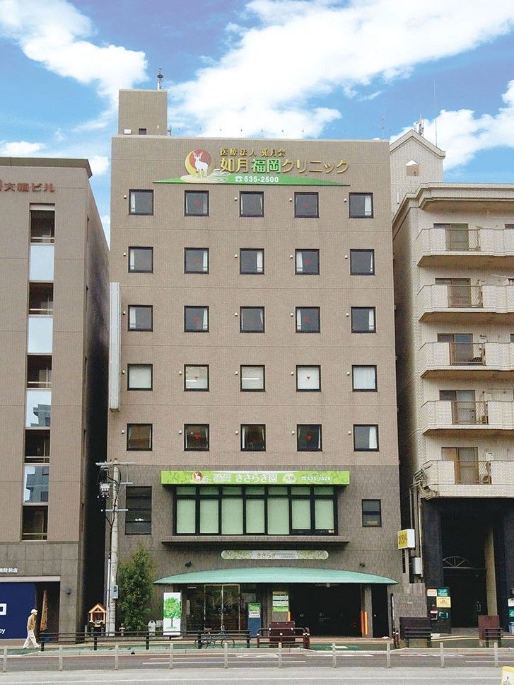 鉄骨造７階建ての建物の外観。１・２階に介護・医療設備が入っている建物