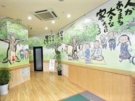 和風の絵が隙間なく描かれている施設の壁の様子。大きめの絵が描かれている壁