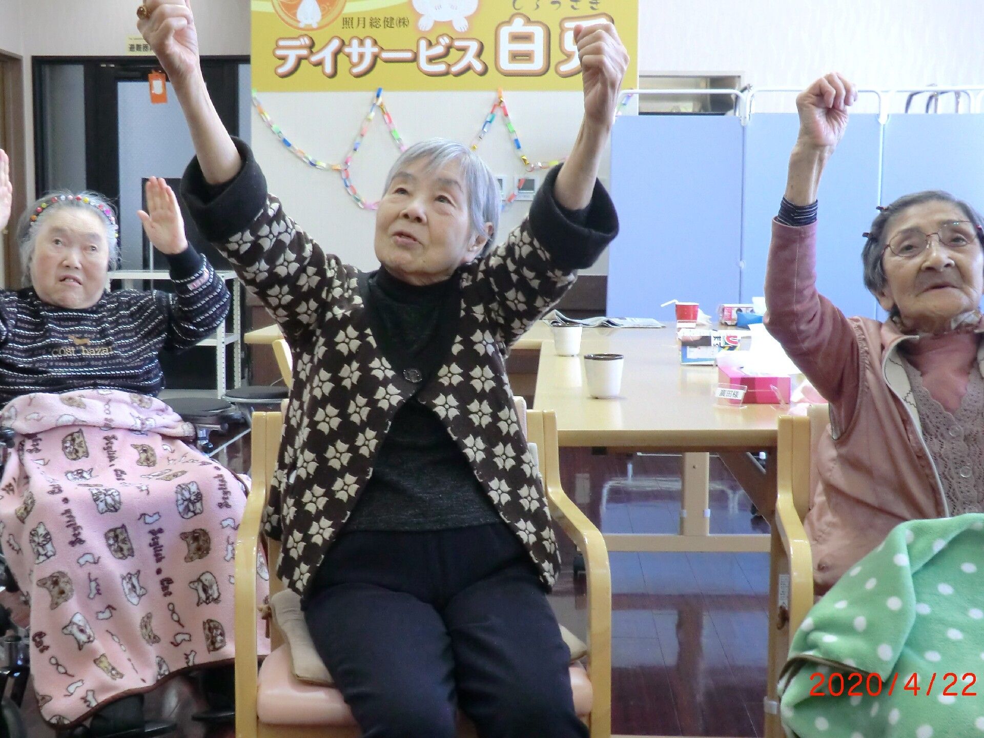濃い色合いの板が貼られたフローリングが印象的な椅子・テーブルが並ぶリビング