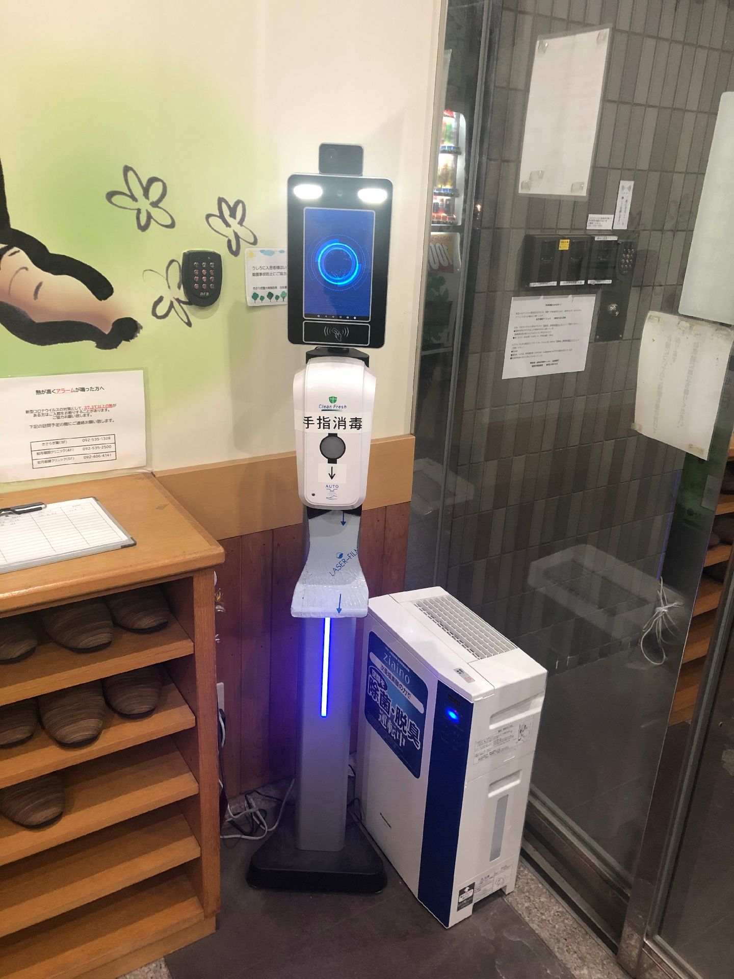 玄関先の靴箱の横に設置された体温測定機