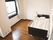一人用の介護ベッドが置いてある小さなワンルームタイプの部屋。窓がありカーテンがかかっている様子
