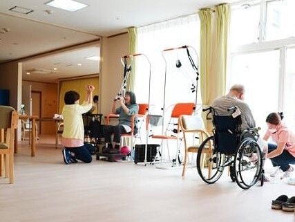 機能訓練士の指導を受けながらリハビリに励む入居者の様子