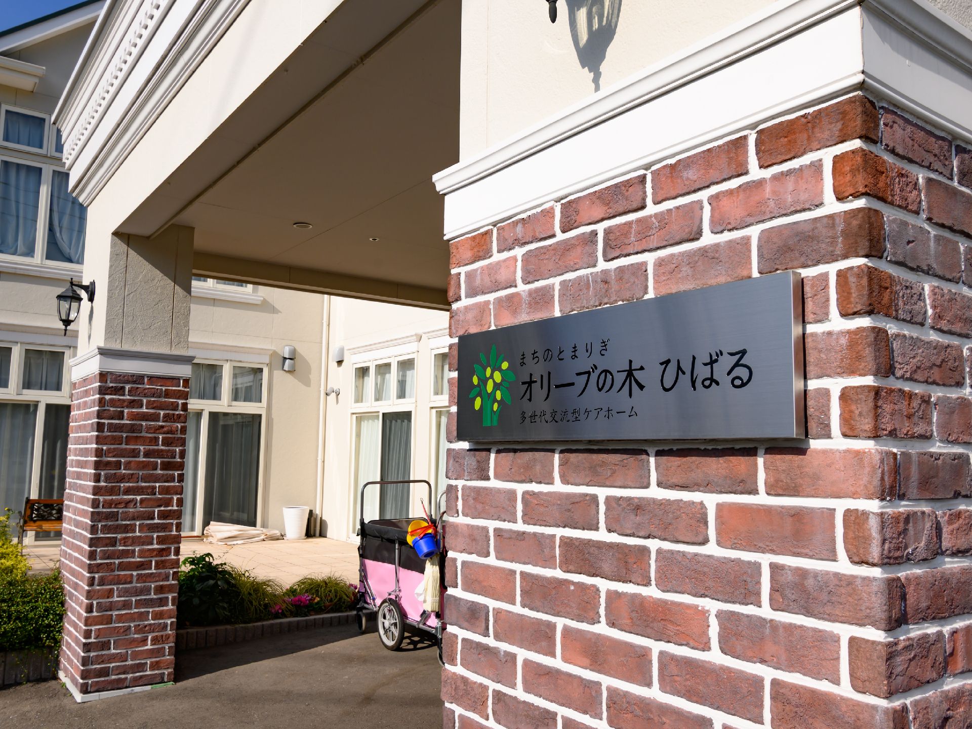 完全にバリアフリー化され、段差なく通行できる玄関口
