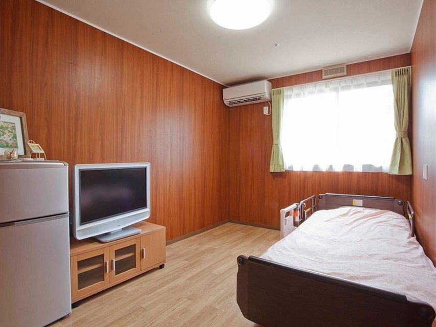 木材をふんだんに使用した居室。家具や家電をそろい、生活環境が整っている。