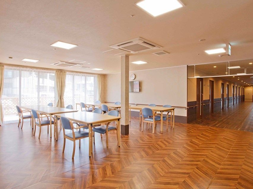 廊下へと食堂部分。大きな窓から陽がよく降り注ぎ、明るい雰囲気。
