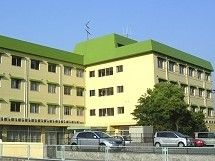緑色の屋根が印象的な建物の写真。鉄骨造の建物を写した様子