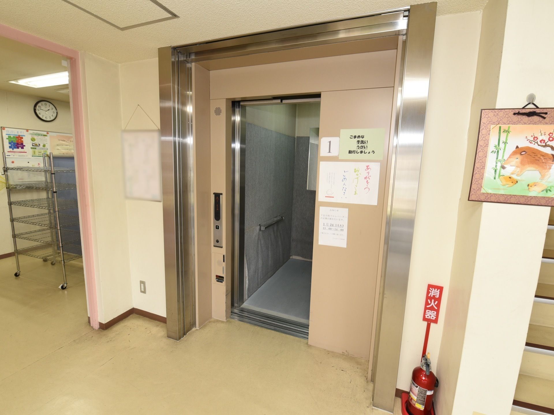 エレベーター内にはグレーを用いており、手すりがついている。ドアとドアの枠は、ベージュである。階数や注意書きが貼ってある。