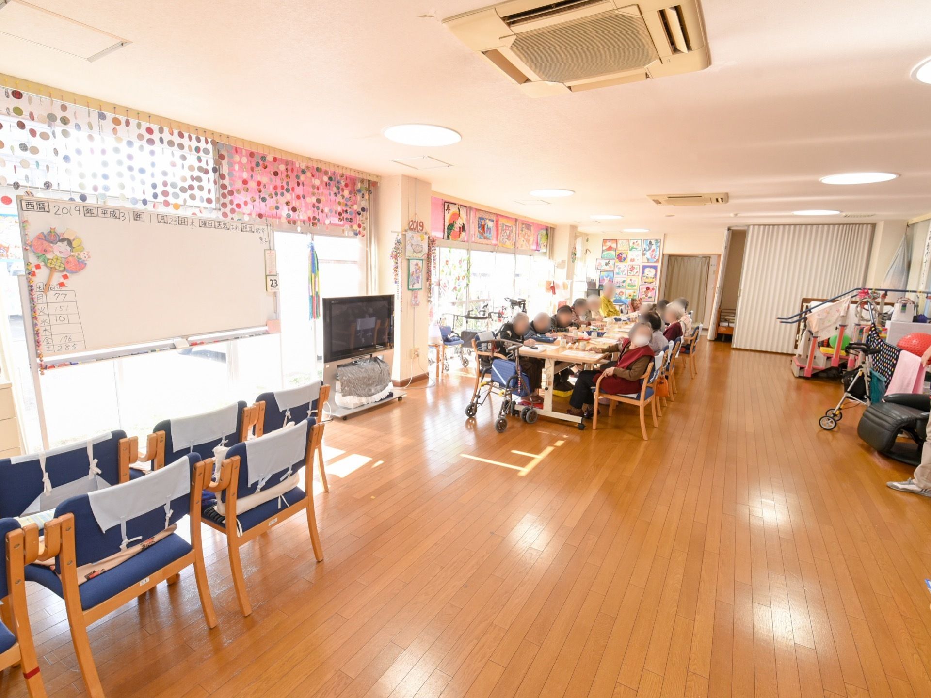 入居者様がテーブルを囲んで集える広々とした部屋がある。テレビを囲んだり、運動をしたりして過ごしている。