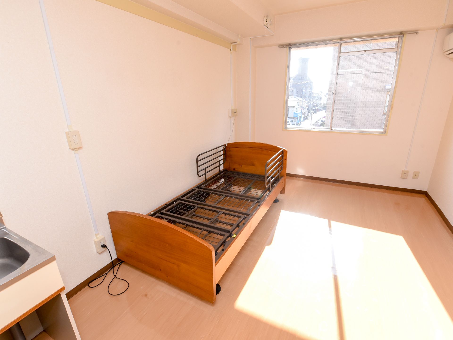 ベッドフレームのみが置かれている、シンプルなお部屋