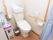 各居室には洗浄機能付きトイレが標準装備され、左右の手すりにつかまって楽に立ったり座ったりできる。万一に備えて、コールボタンも用意されている。