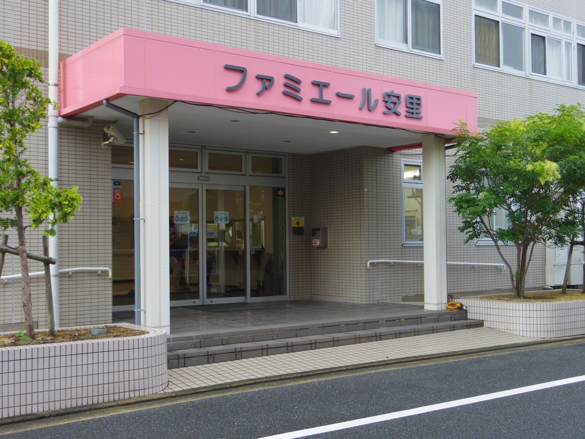 スロープのある玄関エントランス
