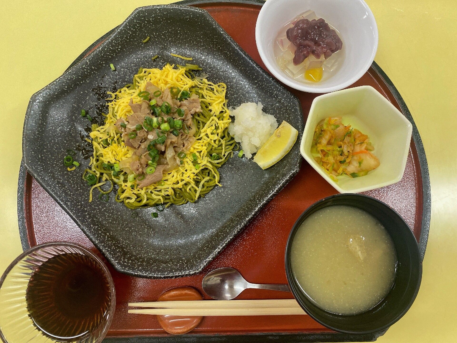 蕎麦と味噌汁や、あんみつのデザートがセットになったメニュー
