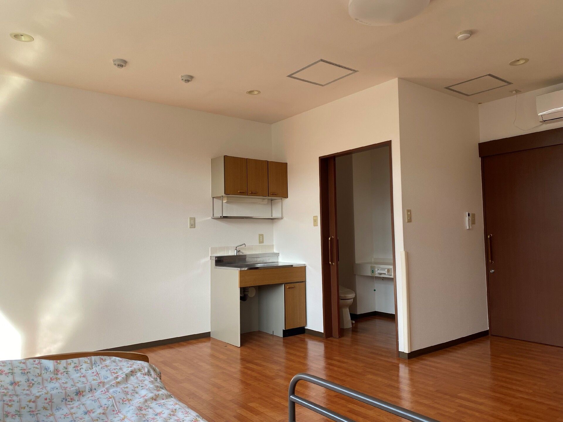 お部屋は介護ベッド・エアコン・カーテン付き。
