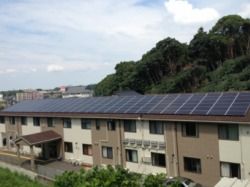 緑に囲まれたのどかな環境の中に建てられたホーム。２階建ての建物にはソーラーシステムが付けられている。