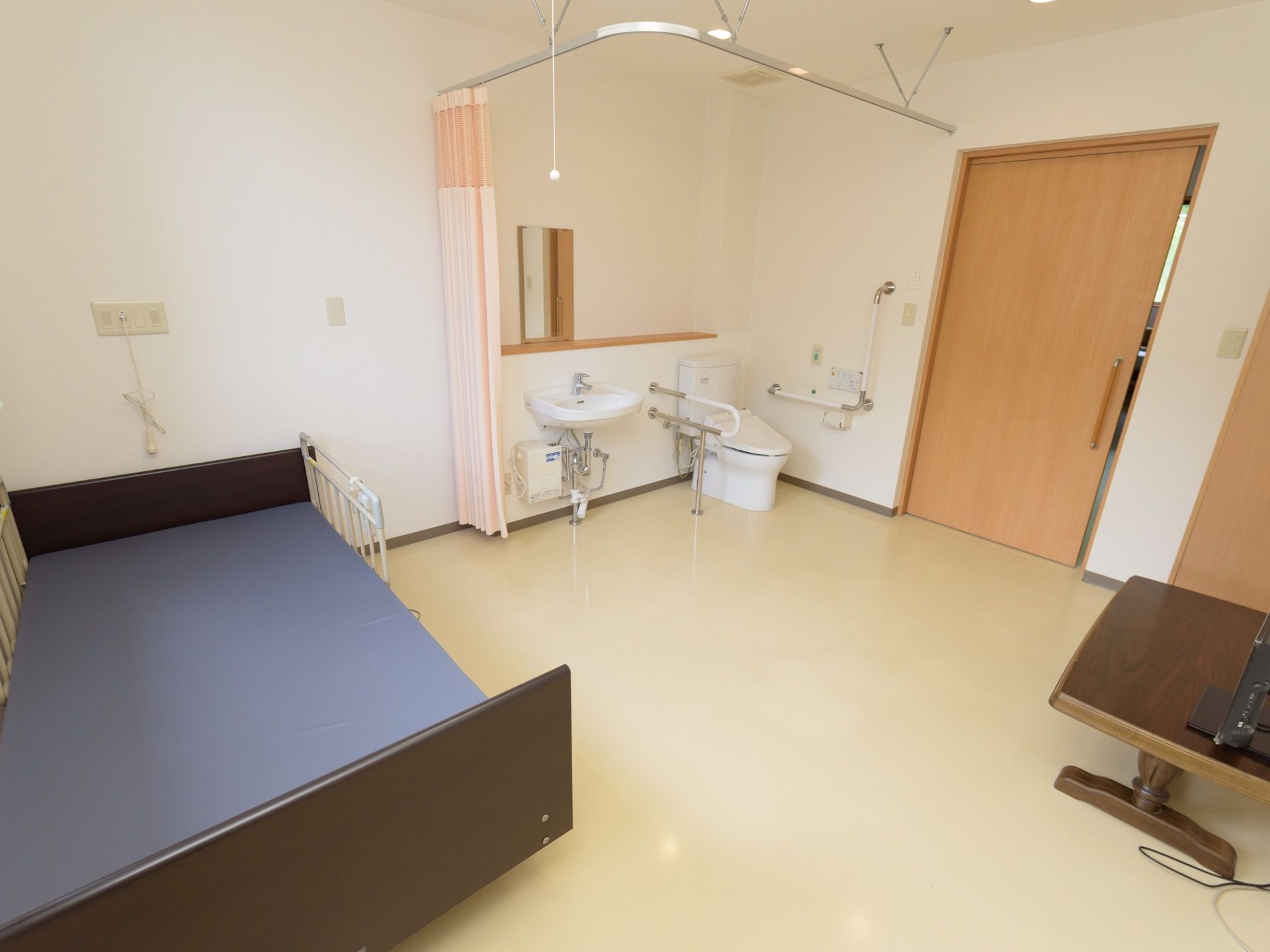 居室内には、トイレや洗面台といった水廻り設備が完備されている。急な体調不良などに備え、カーテンで仕切り個室にできるようになっている。