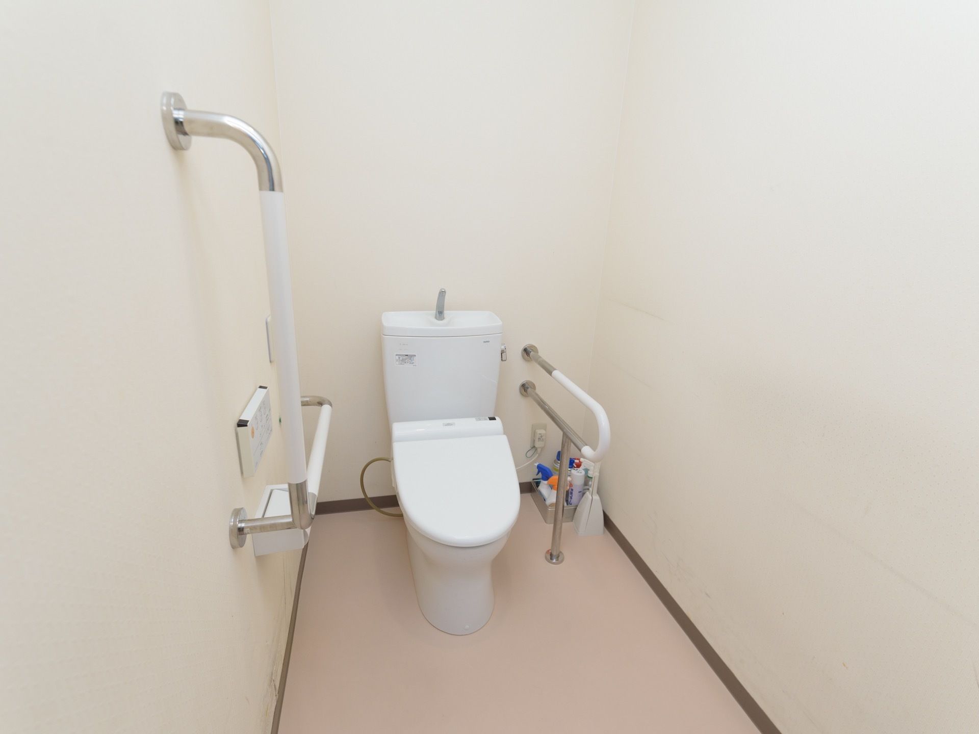 トイレの中は白を基調とした内装で、明るく清潔感がある。天井が高く造られているので、開放感があり利用しやすい雰囲気。