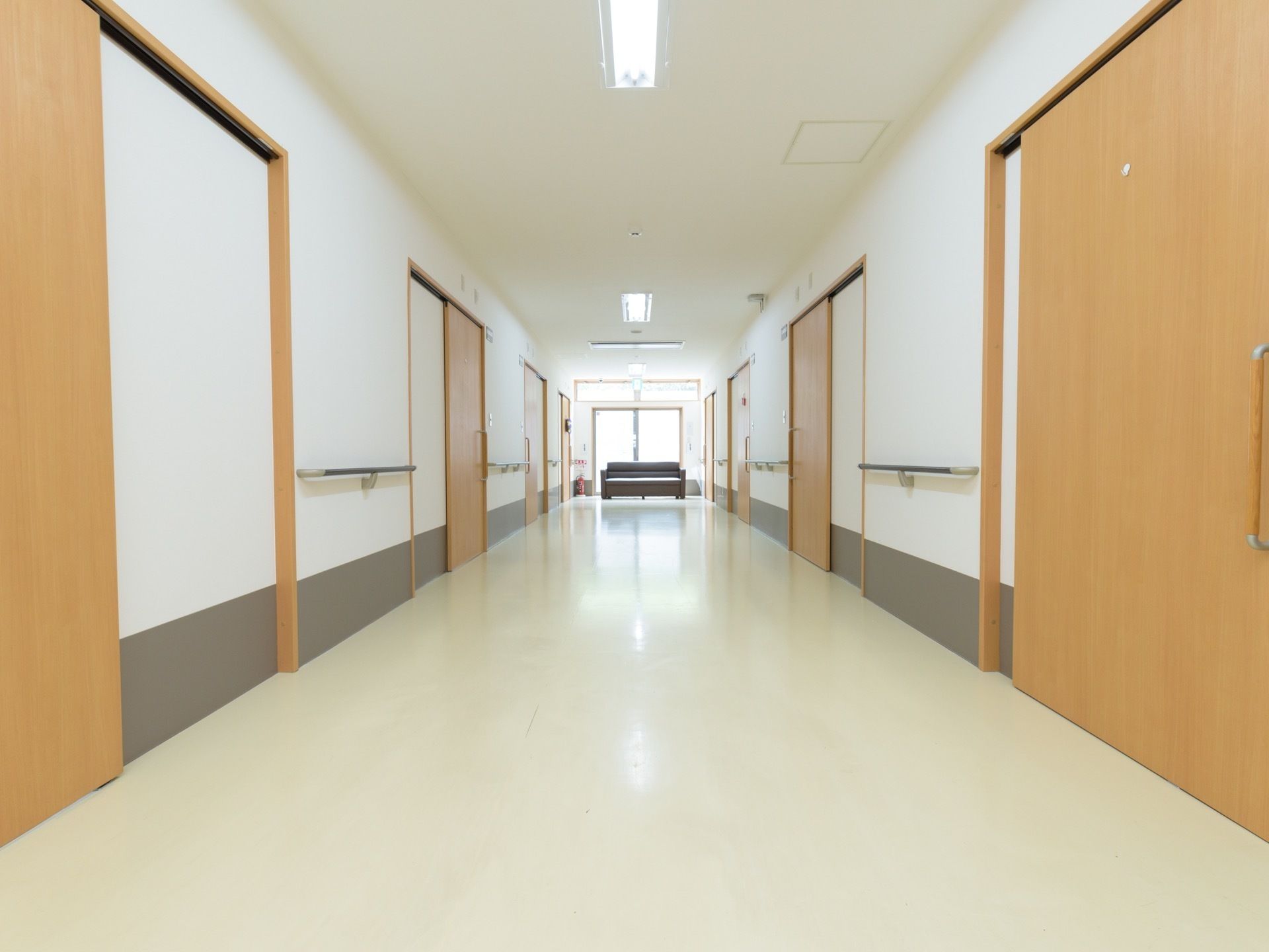 入居者様の健康管理の一環として、廊下にも空調設備を設置している。室温を一定に保って、温度差で体調を崩さないようにしている。
