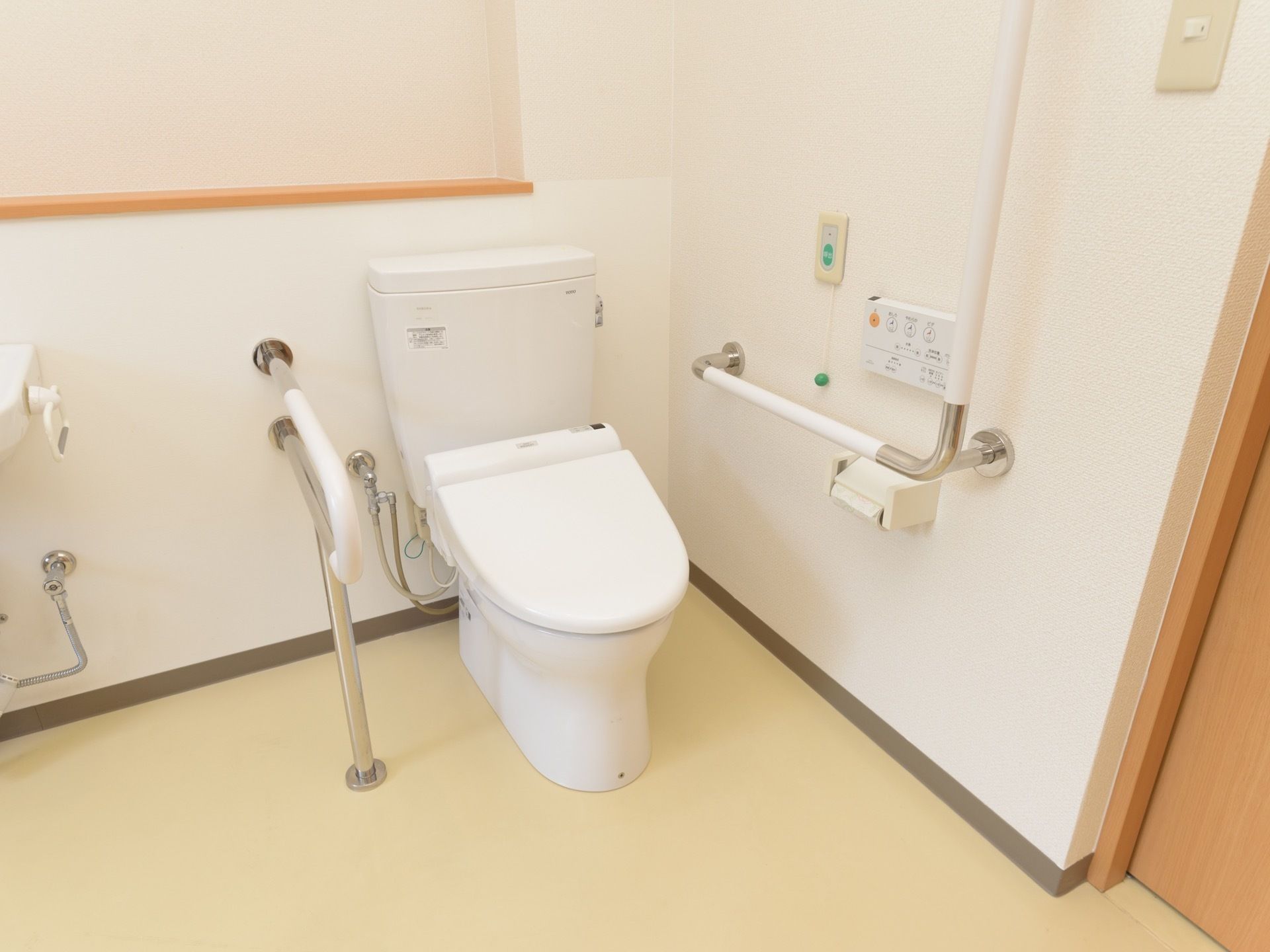 トイレには呼び出しボタンを完備してあるので、急な体調不良など緊急野場合にはスタッフに連絡することができる。