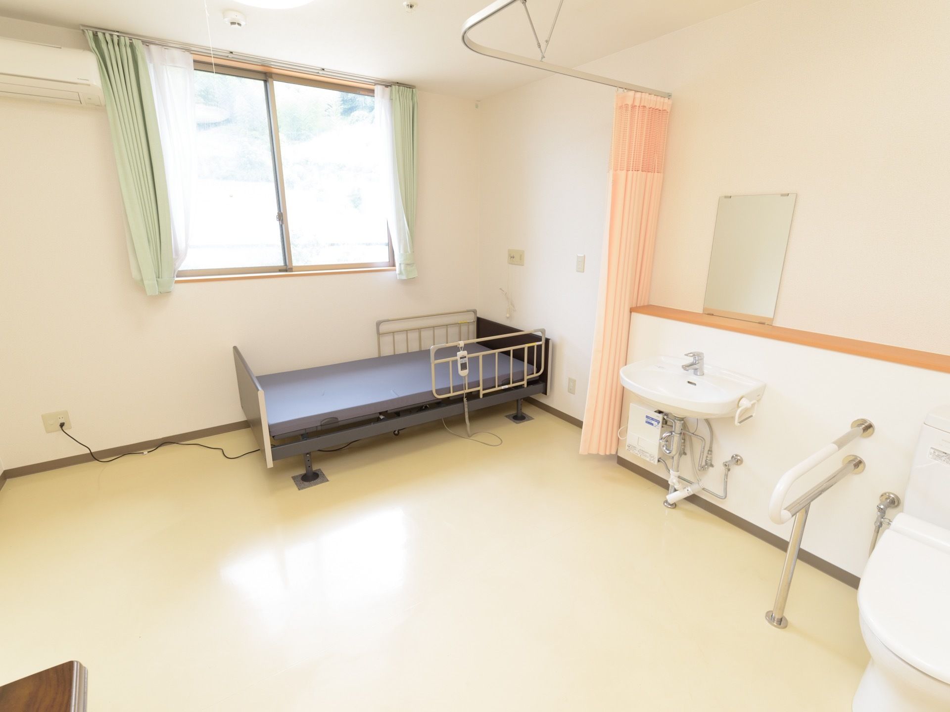 居室内は日当たりが良く、落ち着いた雰囲気になっている。広々としたスペースがあるので、寛いで生活ができる。