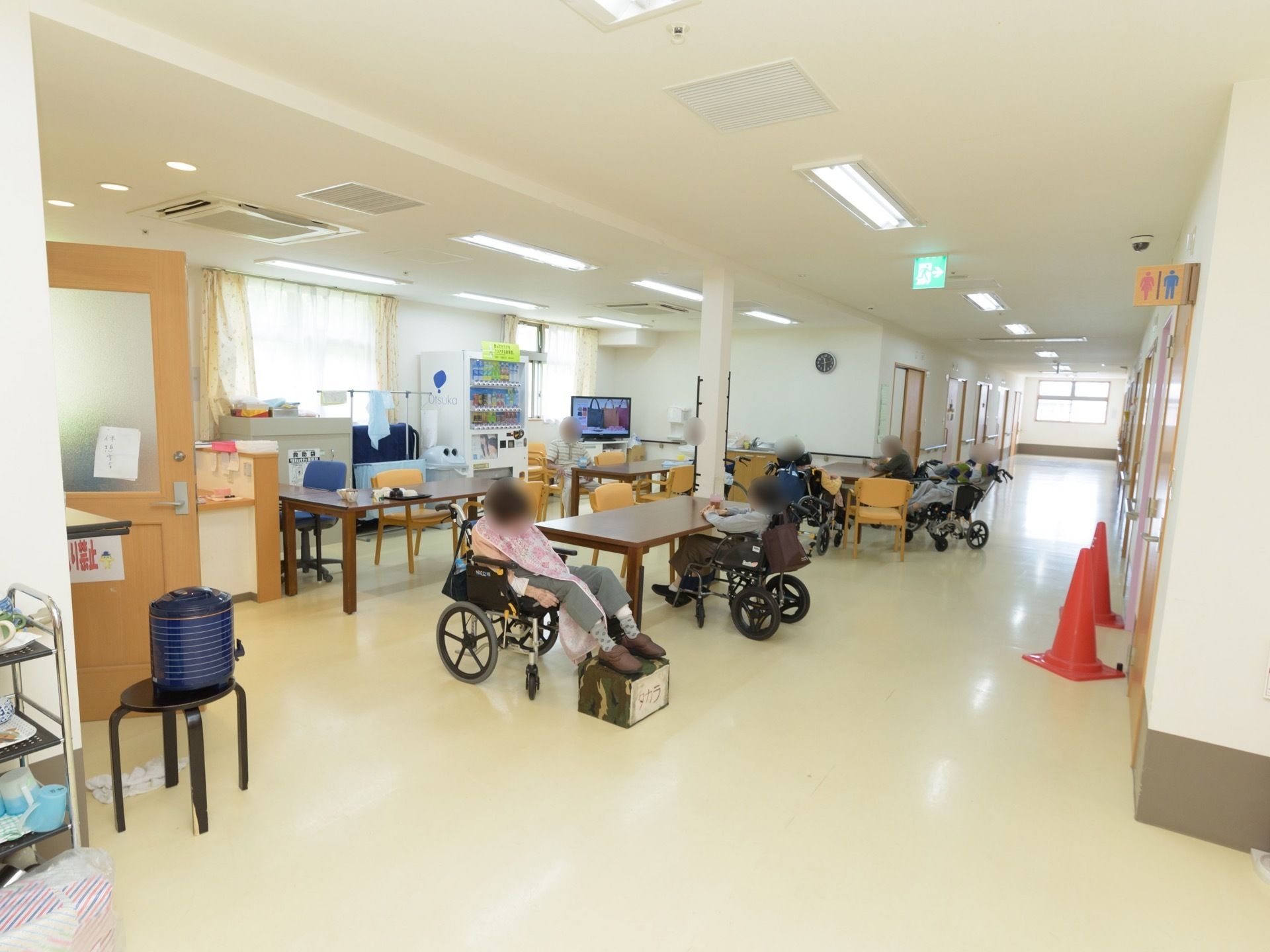 居室の並ぶ廊下を進むと、広々とした食堂が中央に設置されている。奥にはテレビや自動販売機といった設備も用意されている。