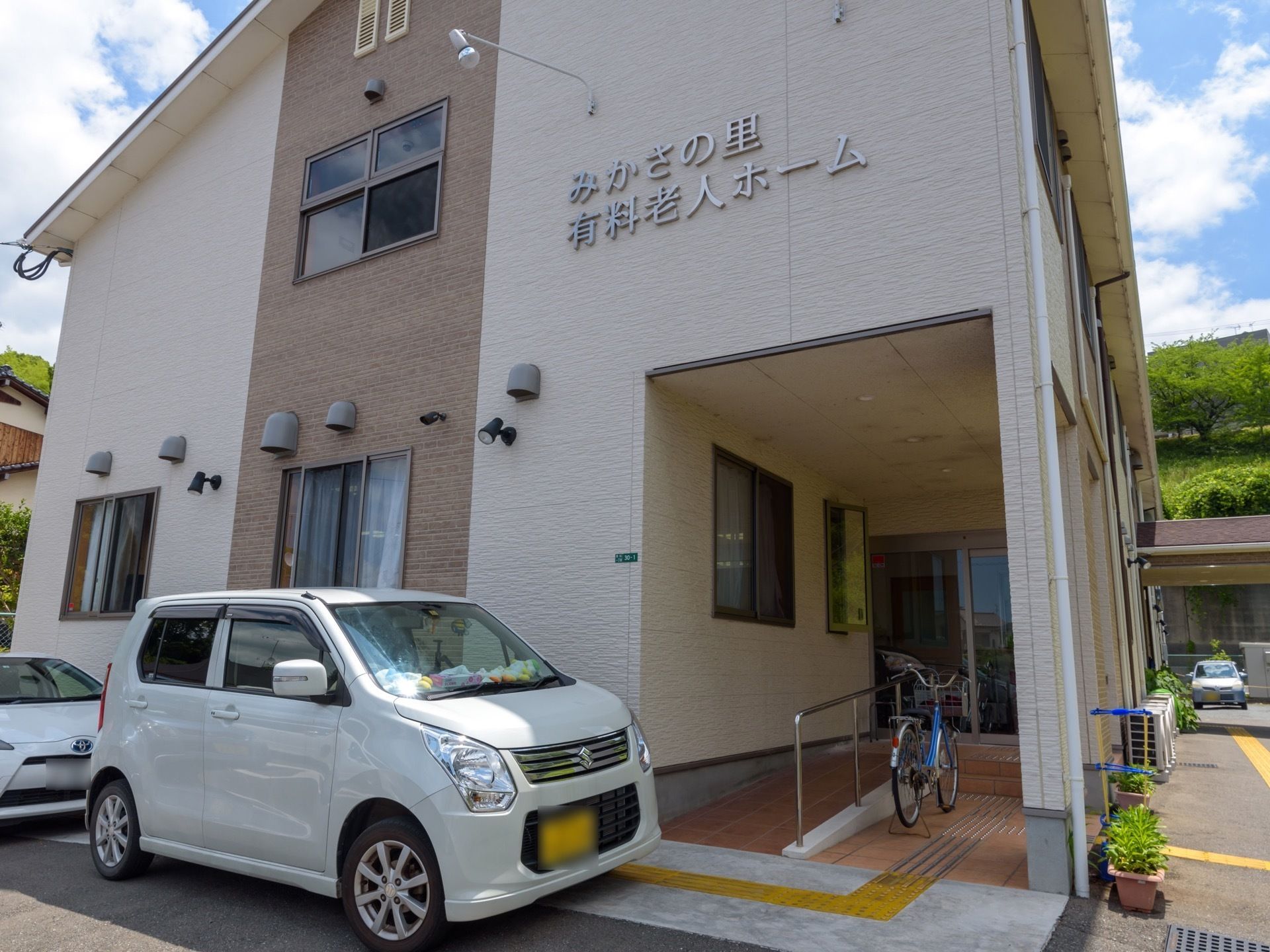 エントランスのドアは奥まった場所に設置されているので、外から中の様子は見えない。車寄せになっていて、雨の日でも快適に外出できる。