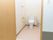 トイレの個室内は、白い内装で明るく清潔感がある。広々とした造りなので、利用しやすい雰囲気になっている。
