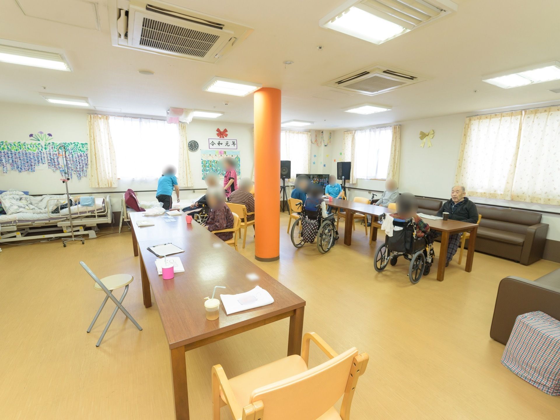 広々としたリビングには窓を多く設置してあるので、日当たりが良く居心地の良い雰囲気。休憩できるように、ソファーが多数置かれている。