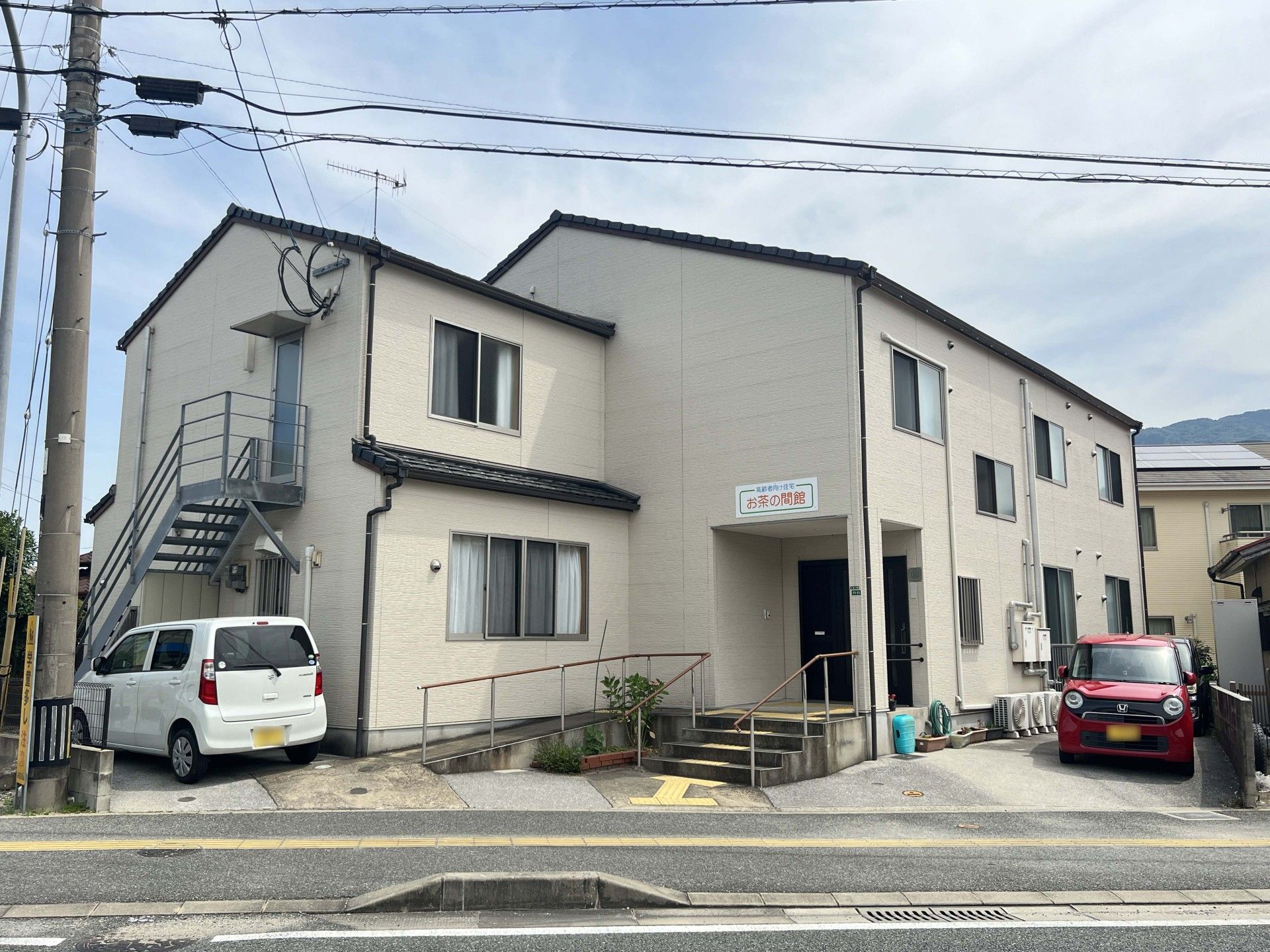 白い建物の外観
