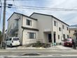 白い建物の外観