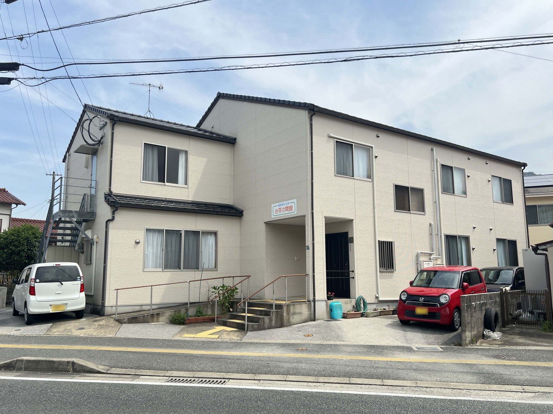 ソファに座って会話をする2名の女性