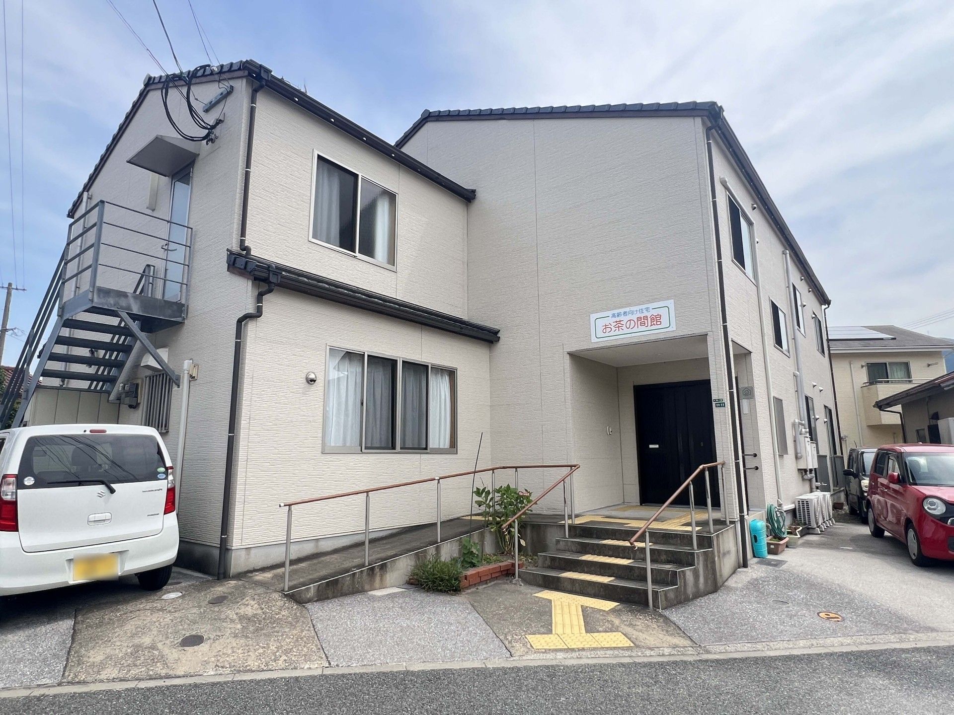 明るい外観の建物正面