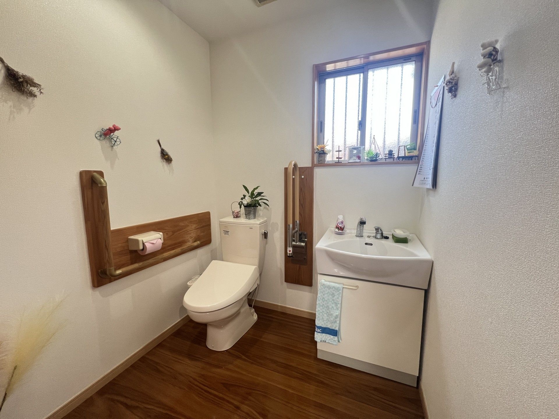 手すり付きトイレの一室