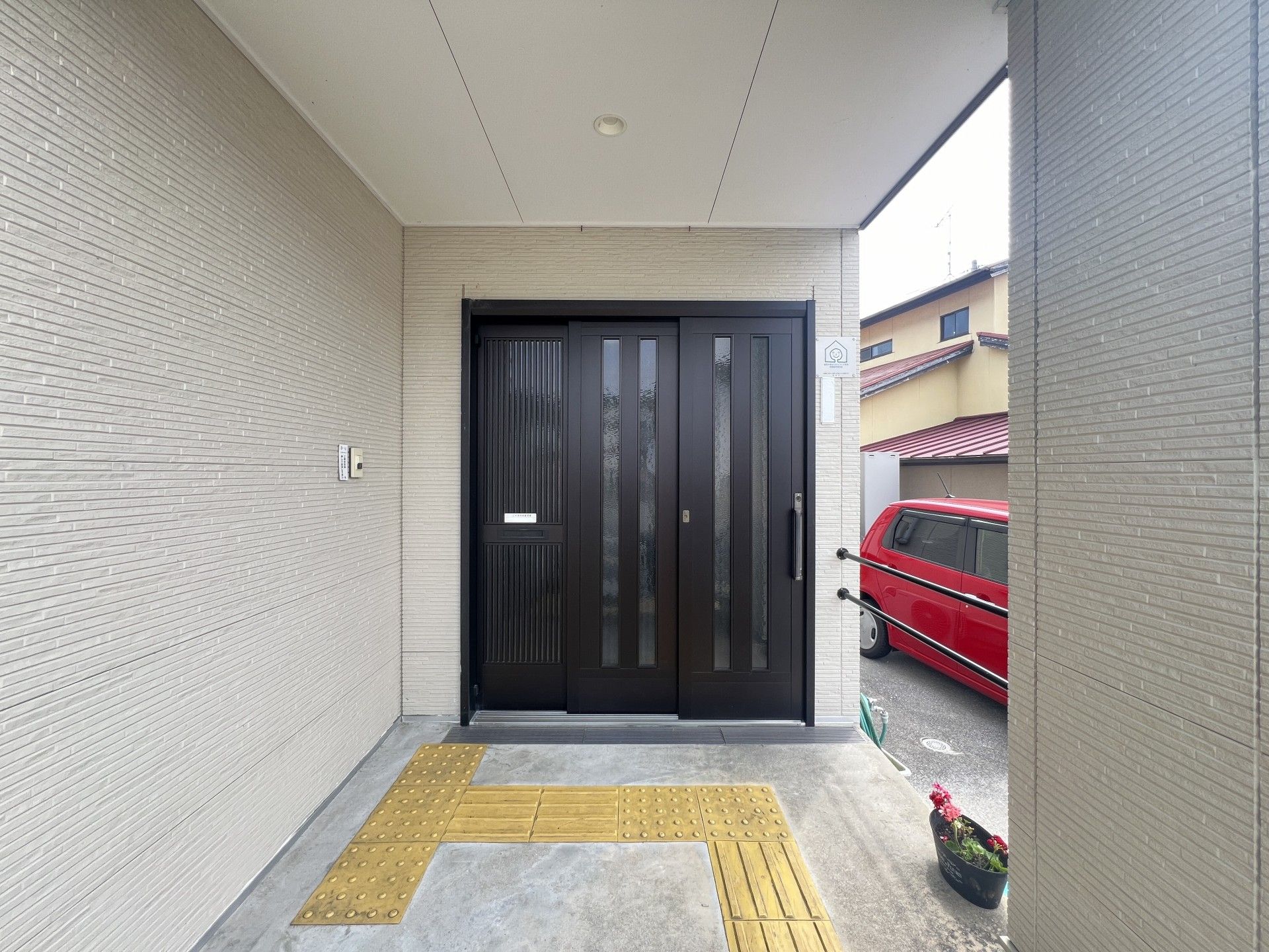 入口の明るい玄関