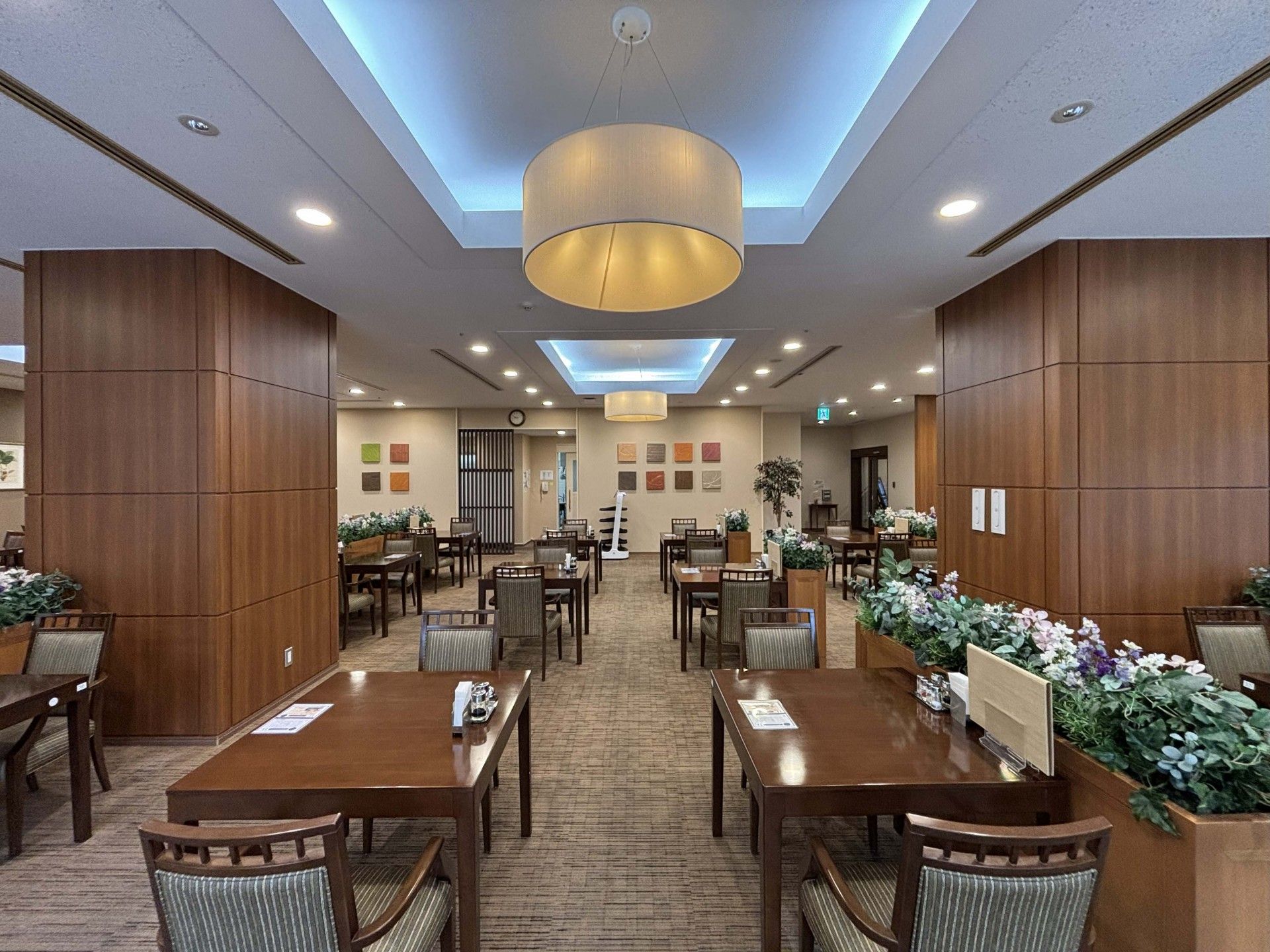 落ち着いた雰囲気の食堂